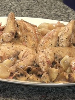 Una foto de Pollos picantones con champiñones