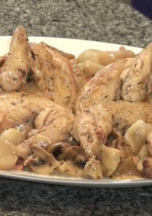 Una foto de Pollos picantones con champiñones