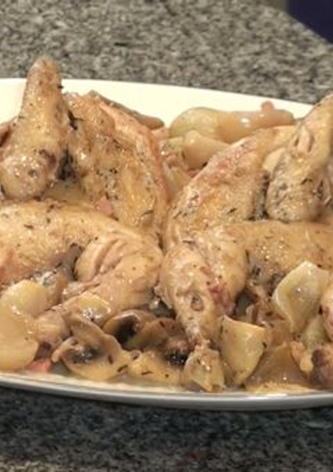 Una foto de Pollos picantones con champiñones
