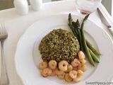 Arroz verde acompañado de camarones y espárragos
