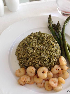 Una foto de Arroz verde acompañado de camarones y espárragos