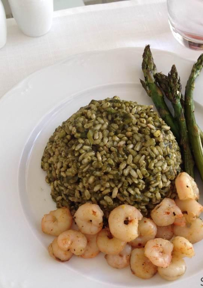 Una foto de Arroz verde acompañado de camarones y espárragos