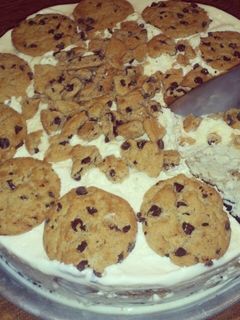 Una foto de Pastel de helado con chocolate chips cookies