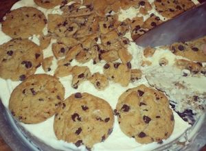 Una foto de Pastel de helado con chocolate chips cookies