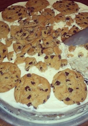 Una foto de Pastel de helado con chocolate chips cookies