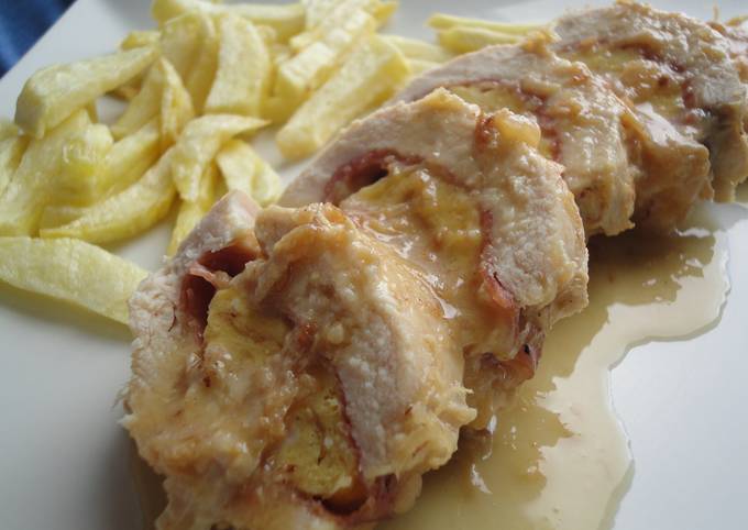 Pechuga de pollo rellena de jamón, queso y tortilla en salsa de vino y  cebolla Receta de Rebe- Cookpad
