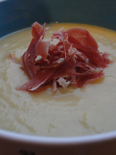 Una foto de Vichyssoise ligera con manzana