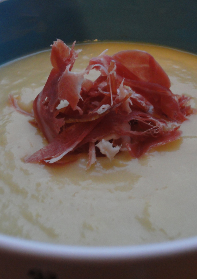 Una foto de Vichyssoise ligera con manzana