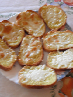 Una foto de Pan de ajo y queso