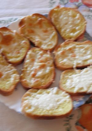 Una foto de Pan de ajo y queso