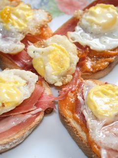 Una foto de Huevos de codorniz y salmorejo