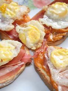 Una foto de Huevos de codorniz y salmorejo