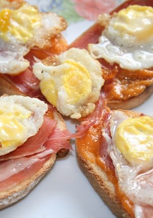 Una foto de Huevos de codorniz y salmorejo