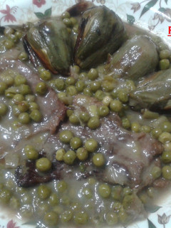 Una foto de Filetes de ternera con alcachofas y guisantes Negré