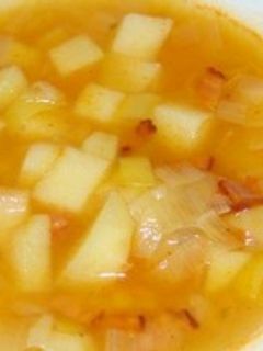 A picture of Sopa de papas con tocino.