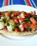 Molletes con frijoles refritos y pico de gallo