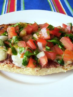 Una foto de Molletes con frijoles refritos y pico de gallo