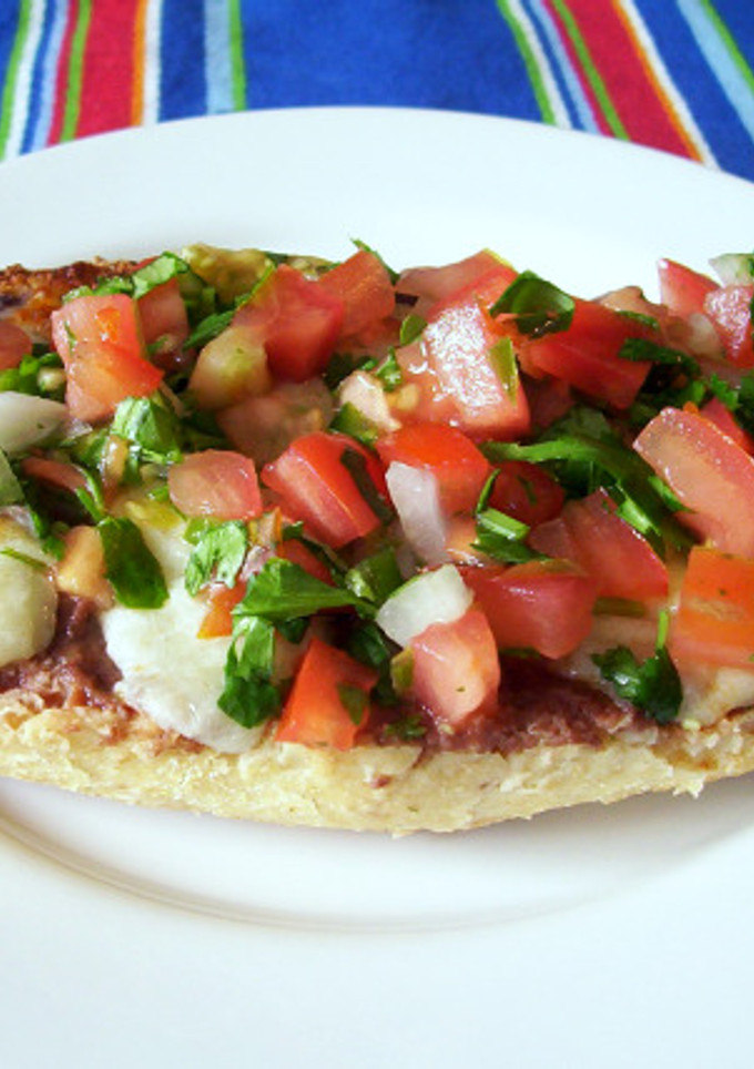 Una foto de Molletes con frijoles refritos y pico de gallo