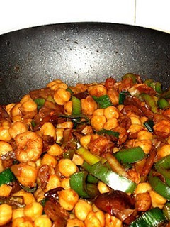 Una foto de Wok de garbanzos con setas, gambas y verduras