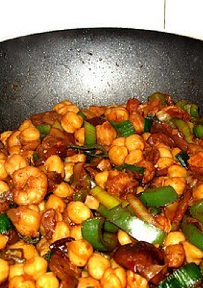 Una foto de Wok de garbanzos con setas, gambas y verduras