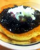 Hot cakes con queso kraft y mermelada de zarzamora