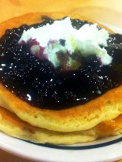 Una foto de Hot cakes con queso kraft y mermelada de zarzamora