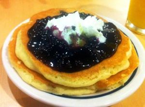 Una foto de Hot cakes con queso kraft y mermelada de zarzamora