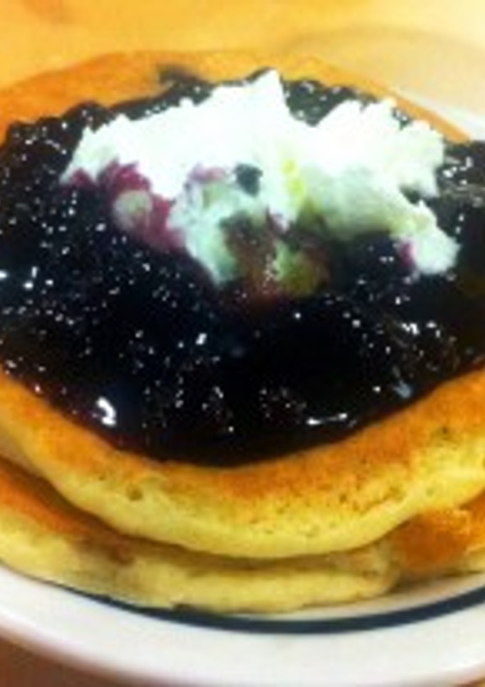 Una foto de Hot cakes con queso kraft y mermelada de zarzamora