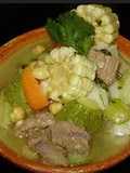 Caldo de chambarete de res con verduras