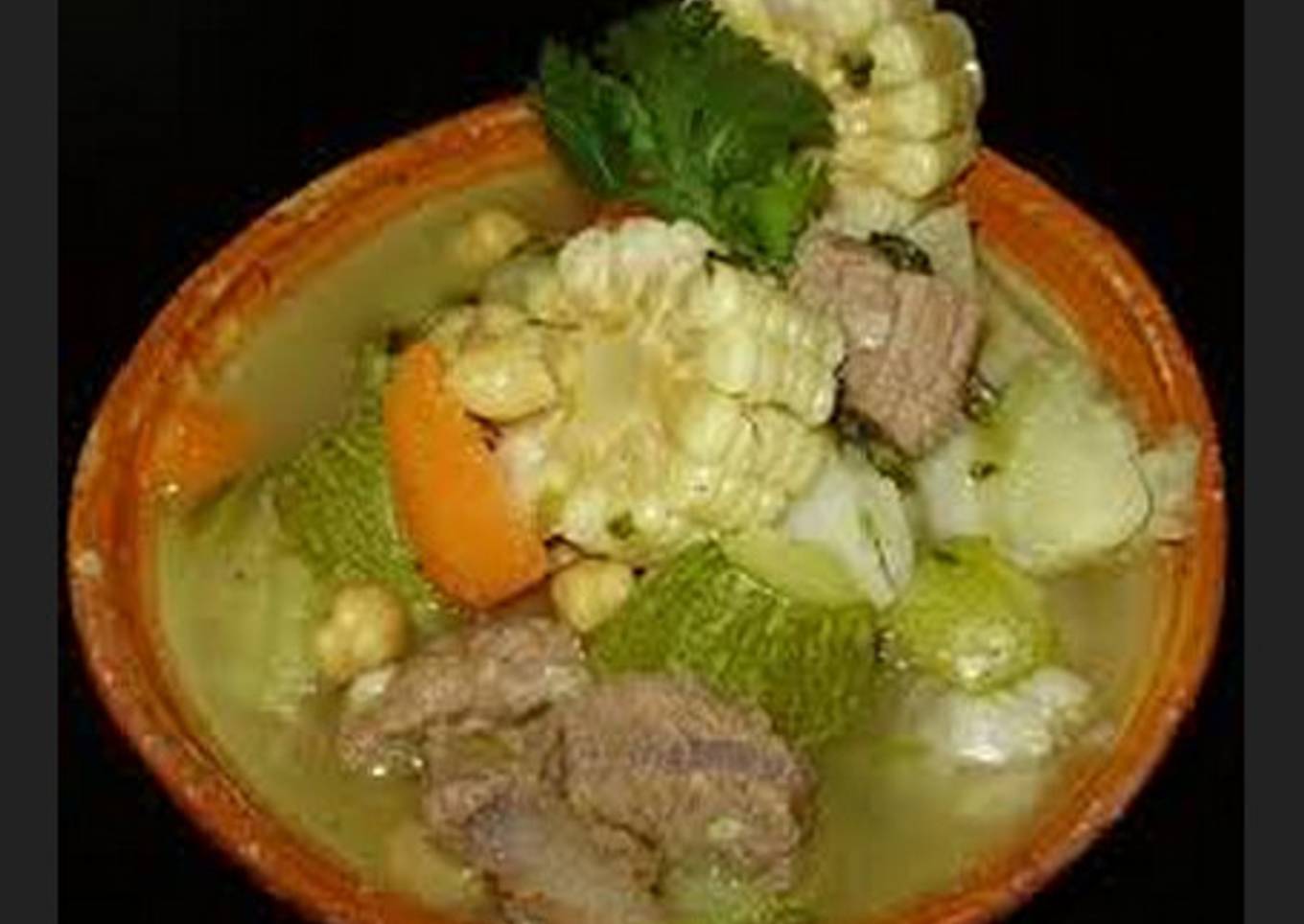 Caldo de chambarete de res con verduras