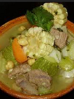 Una foto de Caldo de chambarete de res con verduras