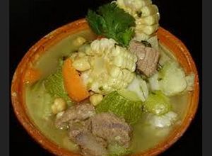 Una foto de Caldo de chambarete de res con verduras