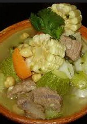 Una foto de Caldo de chambarete de res con verduras