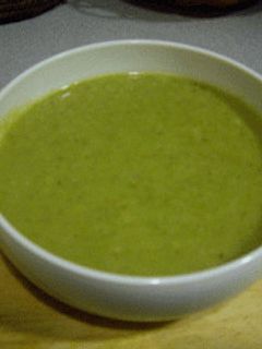 Una foto de Crema verde con pollo sin crema