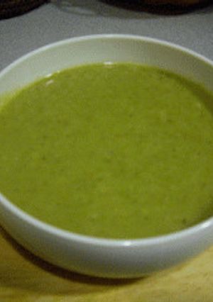 Una foto de Crema verde con pollo sin crema