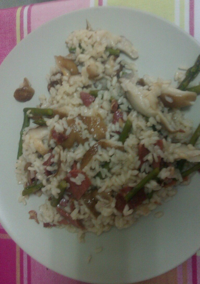 Una foto de Risoto de espárragos, setas y jamón serrano