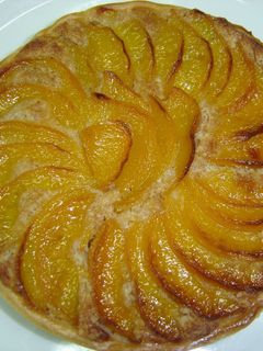 Una foto de Tartaleta de crema de almendras con melocotón 