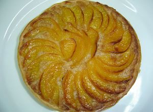 Una foto de Tartaleta de crema de almendras con melocotón 