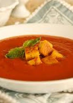 Una foto de Sopa de tomates con perejil y croutones