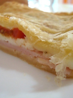 Una foto de Hojaldre relleno de pavo y queso fresco