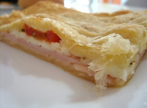 Foto principal de Hojaldre relleno de pavo y queso fresco