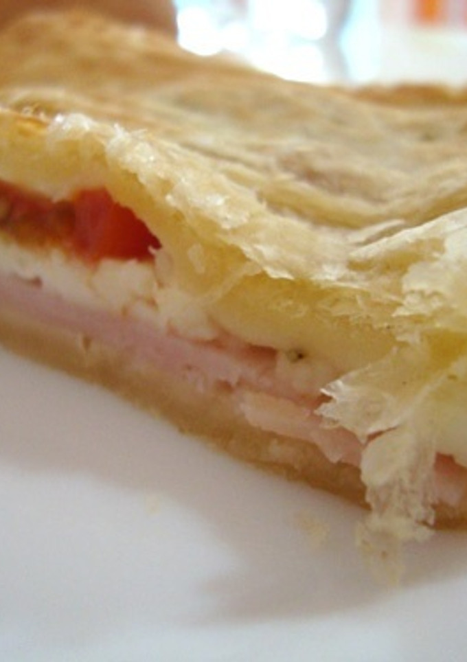 Una foto de Hojaldre relleno de pavo y queso fresco