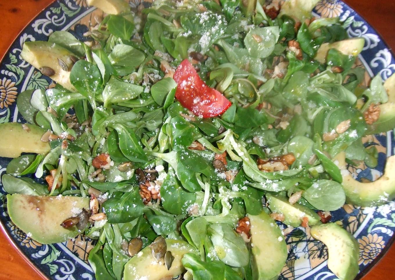 Ensalada de canónigos con aguacate y nueces<br />