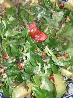 Una foto de Ensalada de canónigos con aguacate y nueces