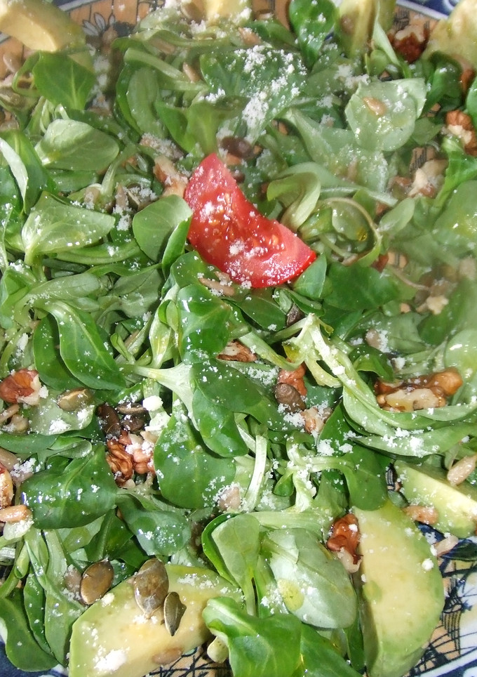 Una foto de Ensalada de canónigos con aguacate y nueces