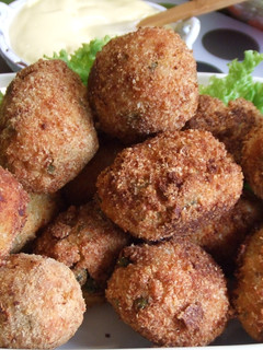 Una foto de Croquetas de arroz integral con guisantes y queso