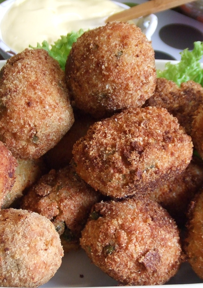 Una foto de Croquetas de arroz integral con guisantes y queso