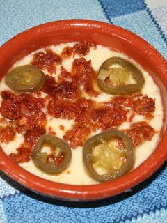 Una foto de Queso fundido con chorizo