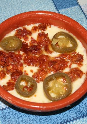 Una foto de Queso fundido con chorizo
