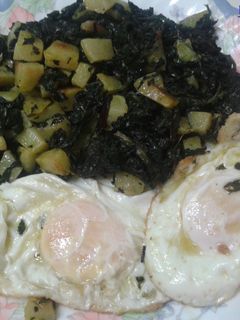 Una foto de Patatas con acelgas y ajos tiernos